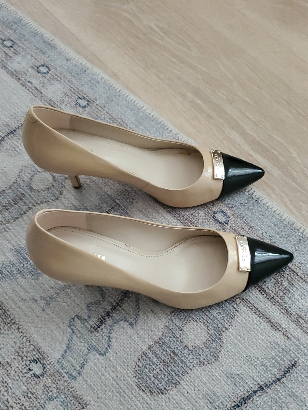 Coach Zan Patent Leather Tan Black Pointy Toe Heels Pumps Sz8.5 - Picture 3 of 14